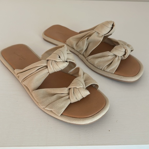 Universal Thread Target sandals - Picture 2 of 4